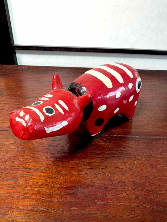 Akabeko japonais ancien rouge à pois blancs en papier mâché peint à la main, vu de 3/4