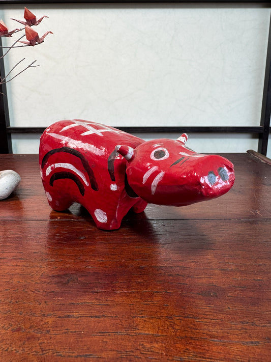 Akabeko japonais ancien rouge en papier mâché peint à la main, vu de 3/4