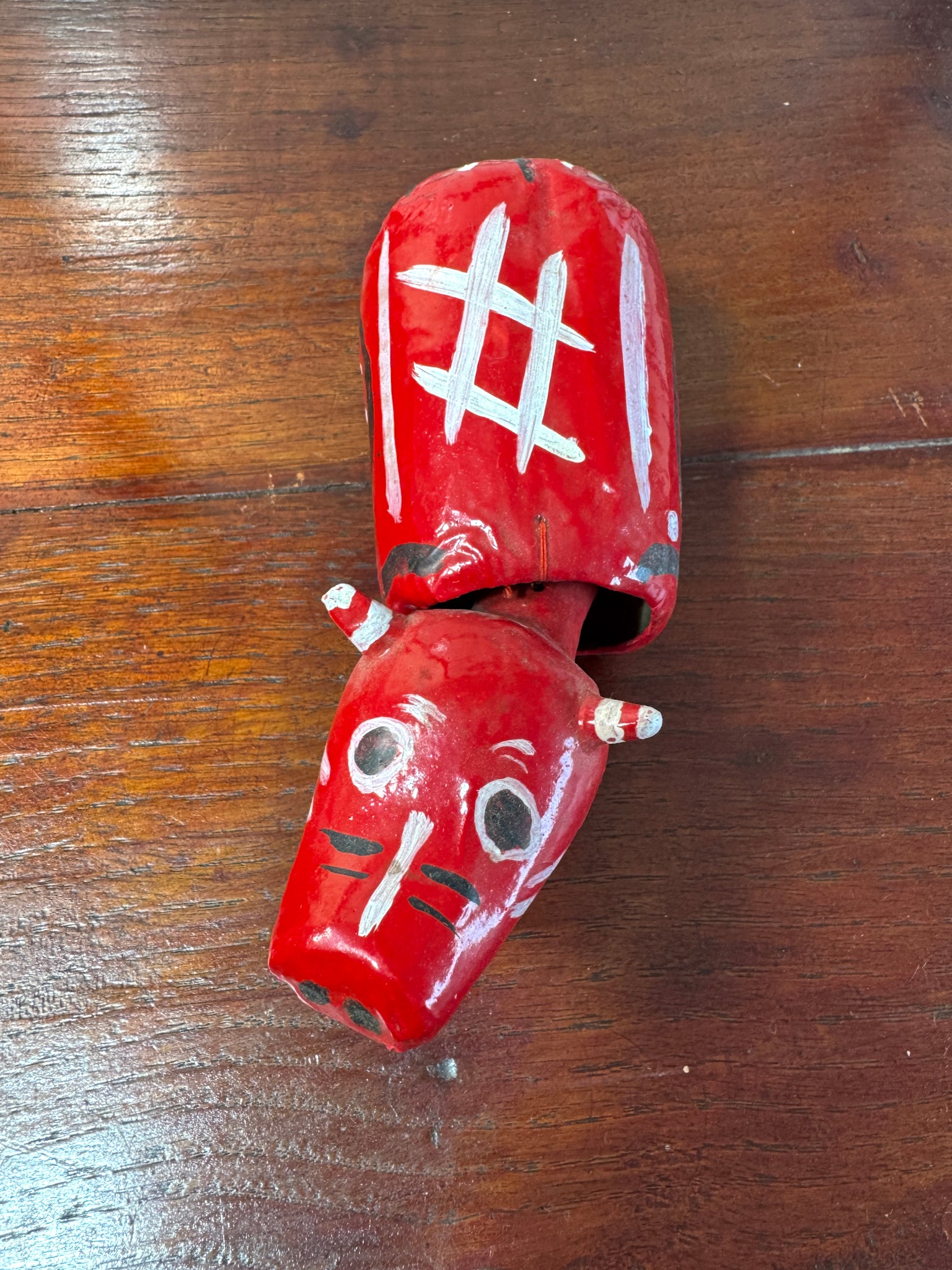 Akabeko japonais ancien rouge en papier mâché peint à la main, vu de dessus