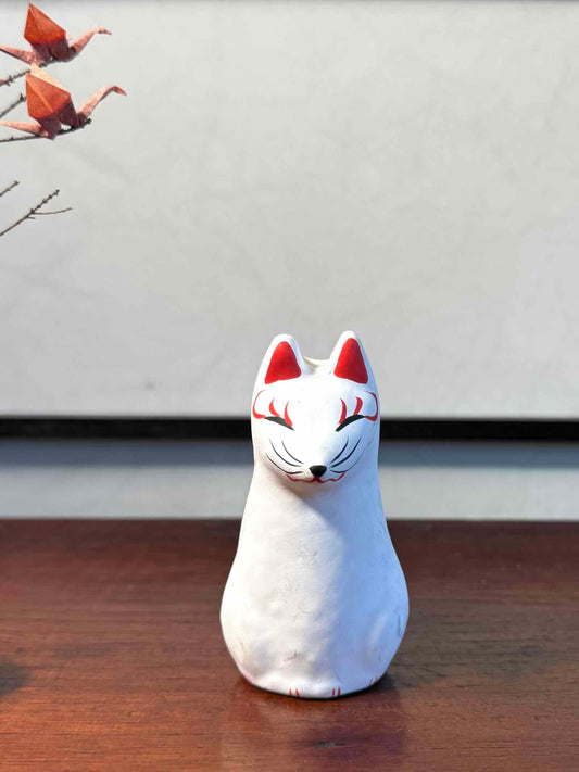 Renard Inari japonais blanc en papier mâché peint à la main, vu de face