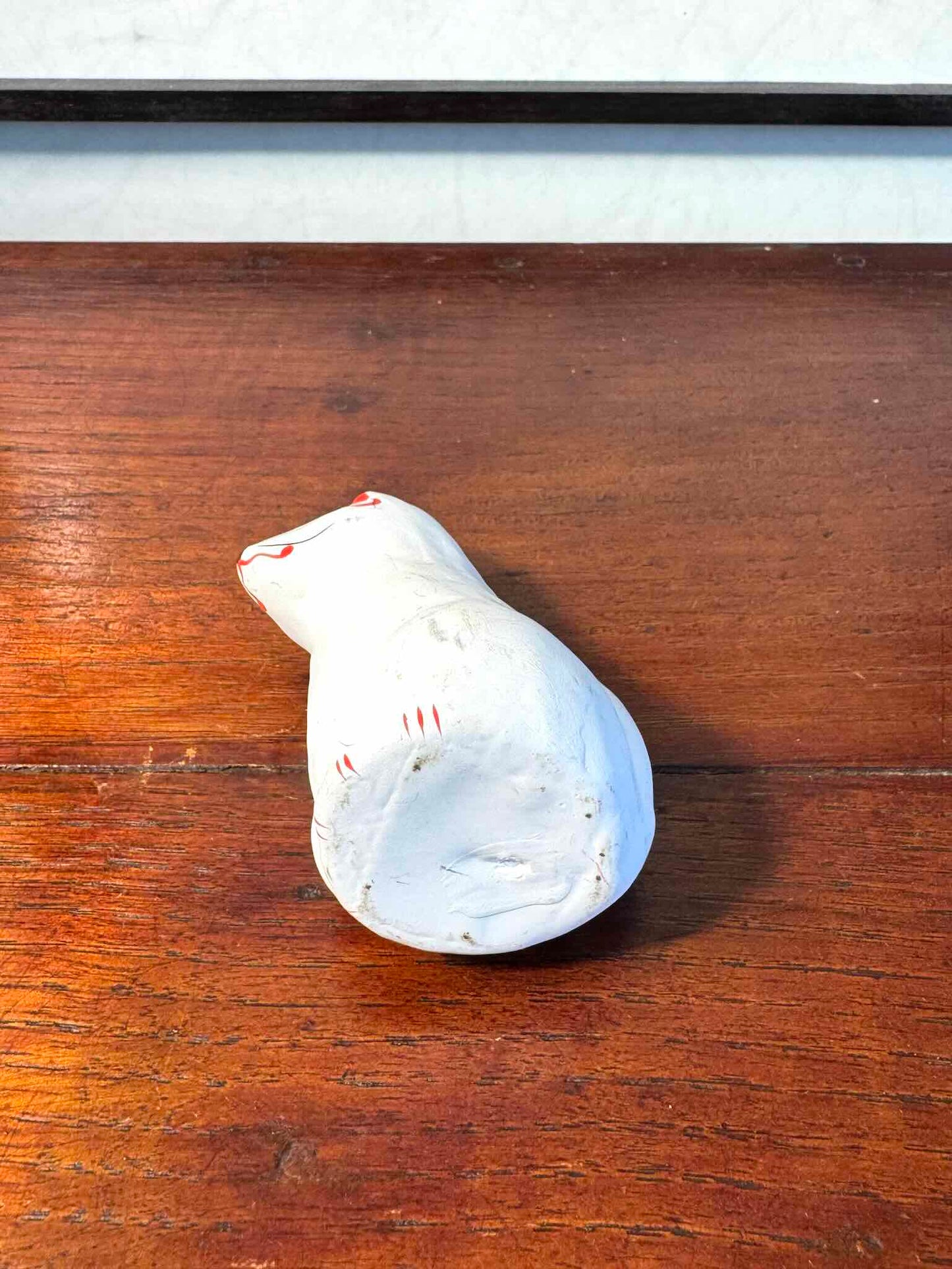 Renard Inari japonais blanc en papier mâché peint à la main, le dessous