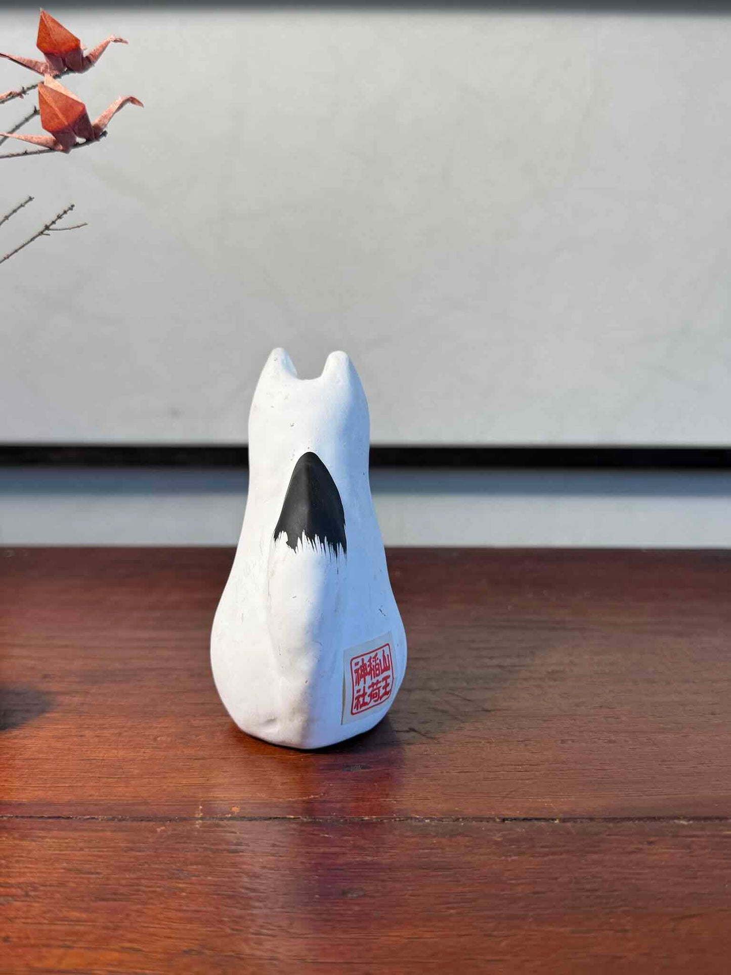 Renard Inari japonais blanc en papier mâché peint à la main, vu de dos