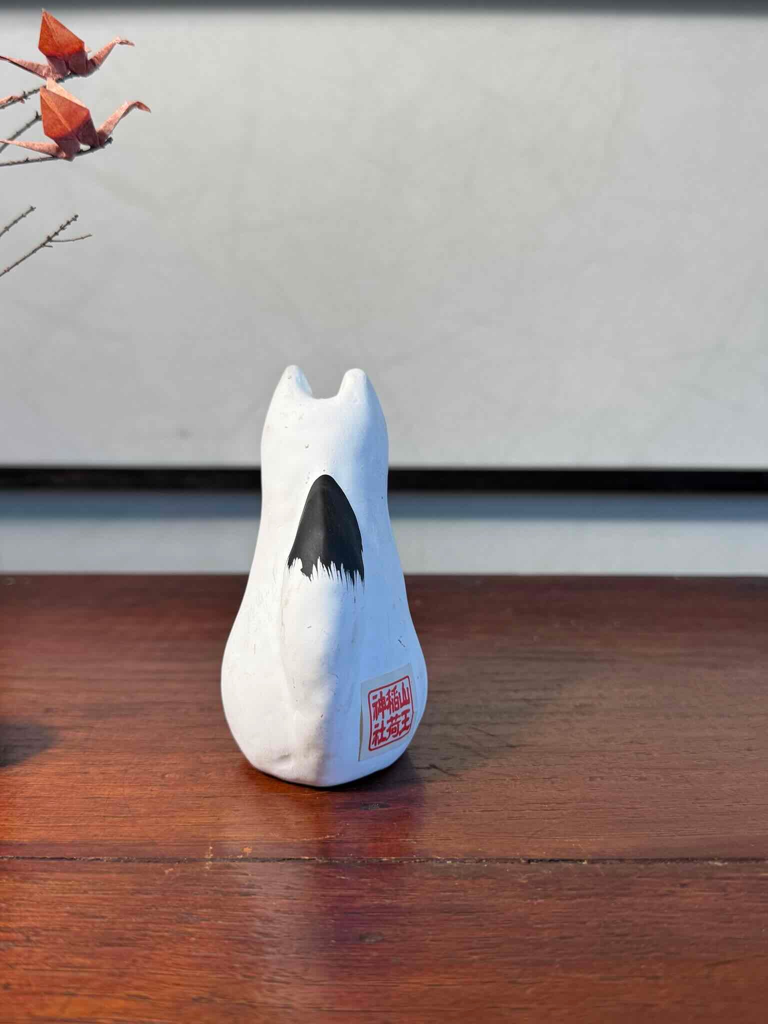 Renard Inari japonais blanc en papier mâché peint à la main, vu de dos