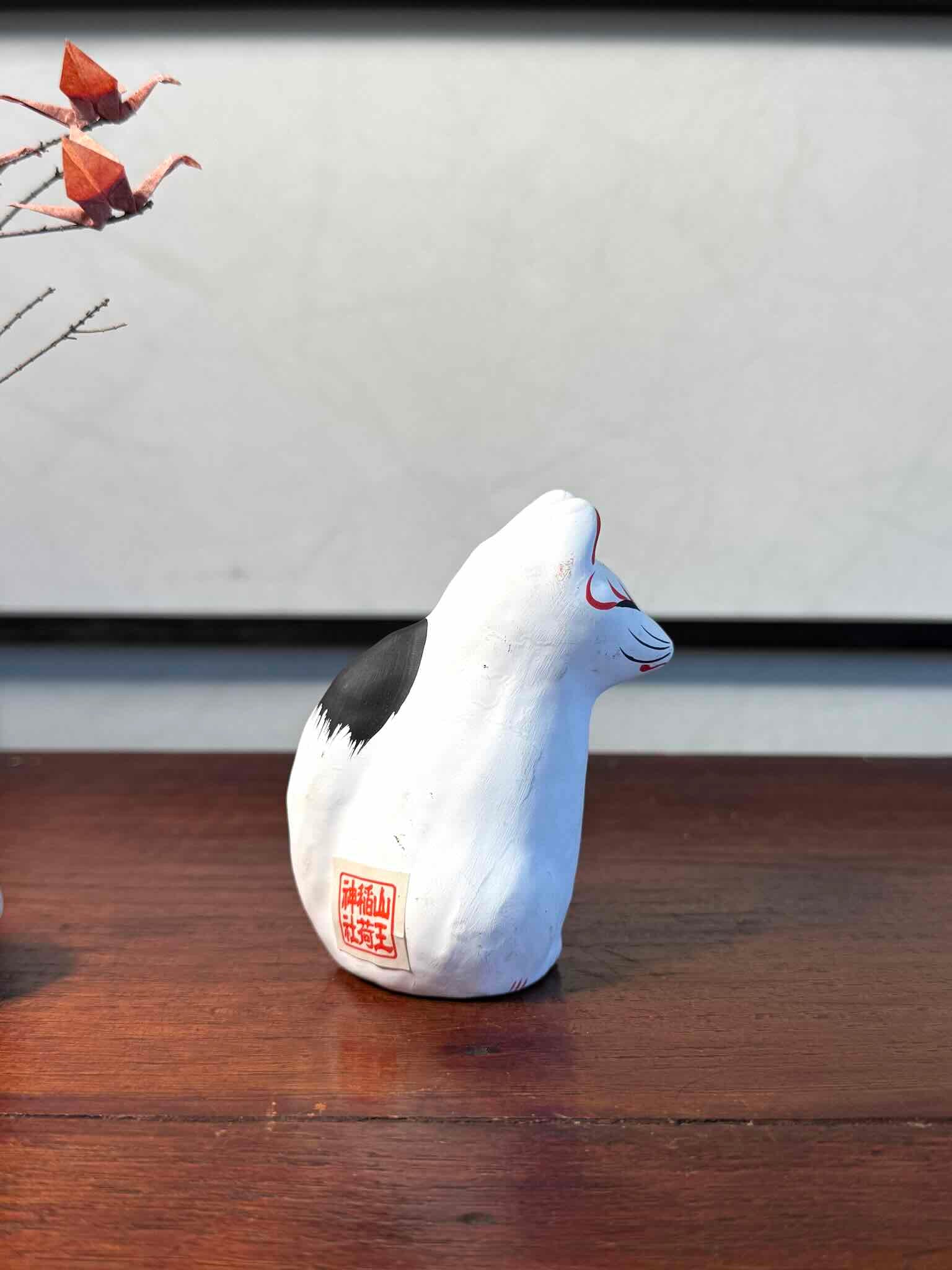 Renard Inari japonais blanc en papier mâché peint à la main, profil droit