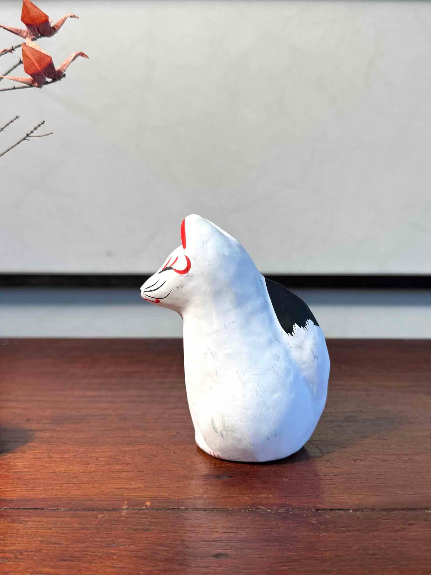 Renard Inari japonais blanc en papier mâché peint à la main, profil gauche