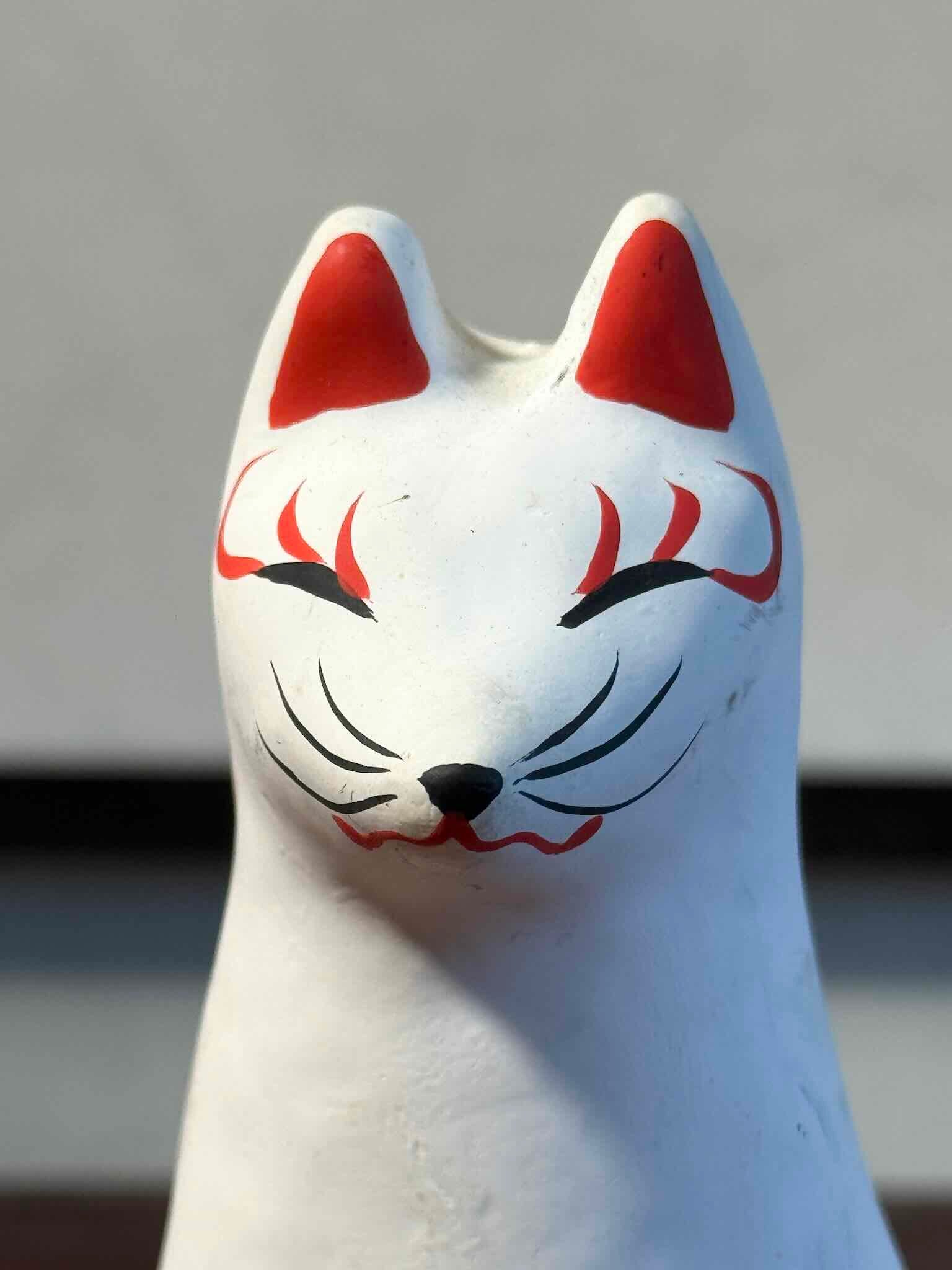 Renard Inari japonais blanc en papier mâché peint à la main, gros plan du visage
