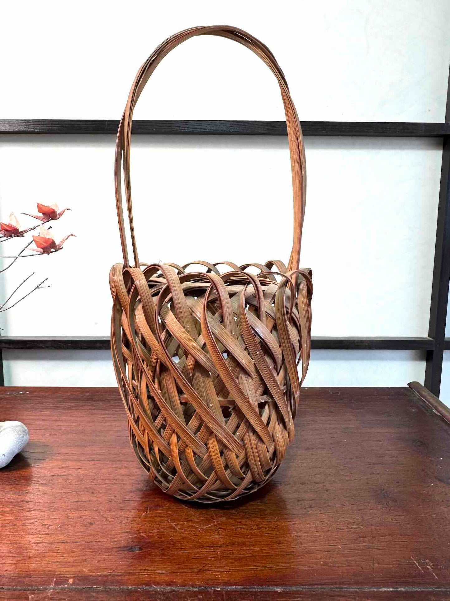 Panier hanakago japonais ancien en bambou tressé avec anse haute, vu face
