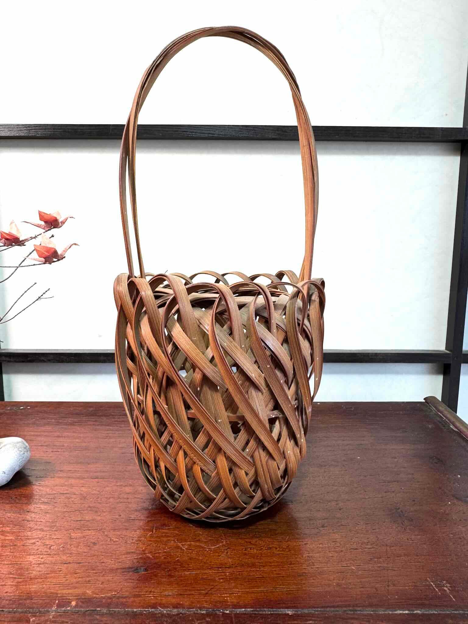 Panier hanakago japonais ancien en bambou tressé avec anse haute, vu face