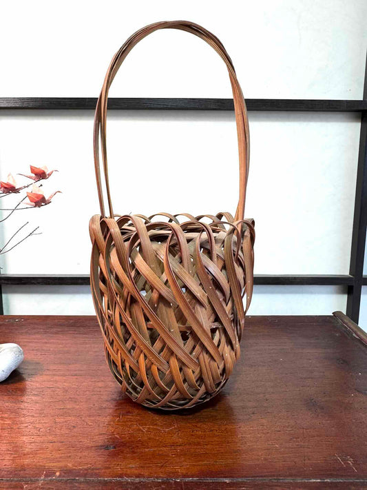 Panier hanakago japonais ancien en bambou tressé avec anse haute, vu face