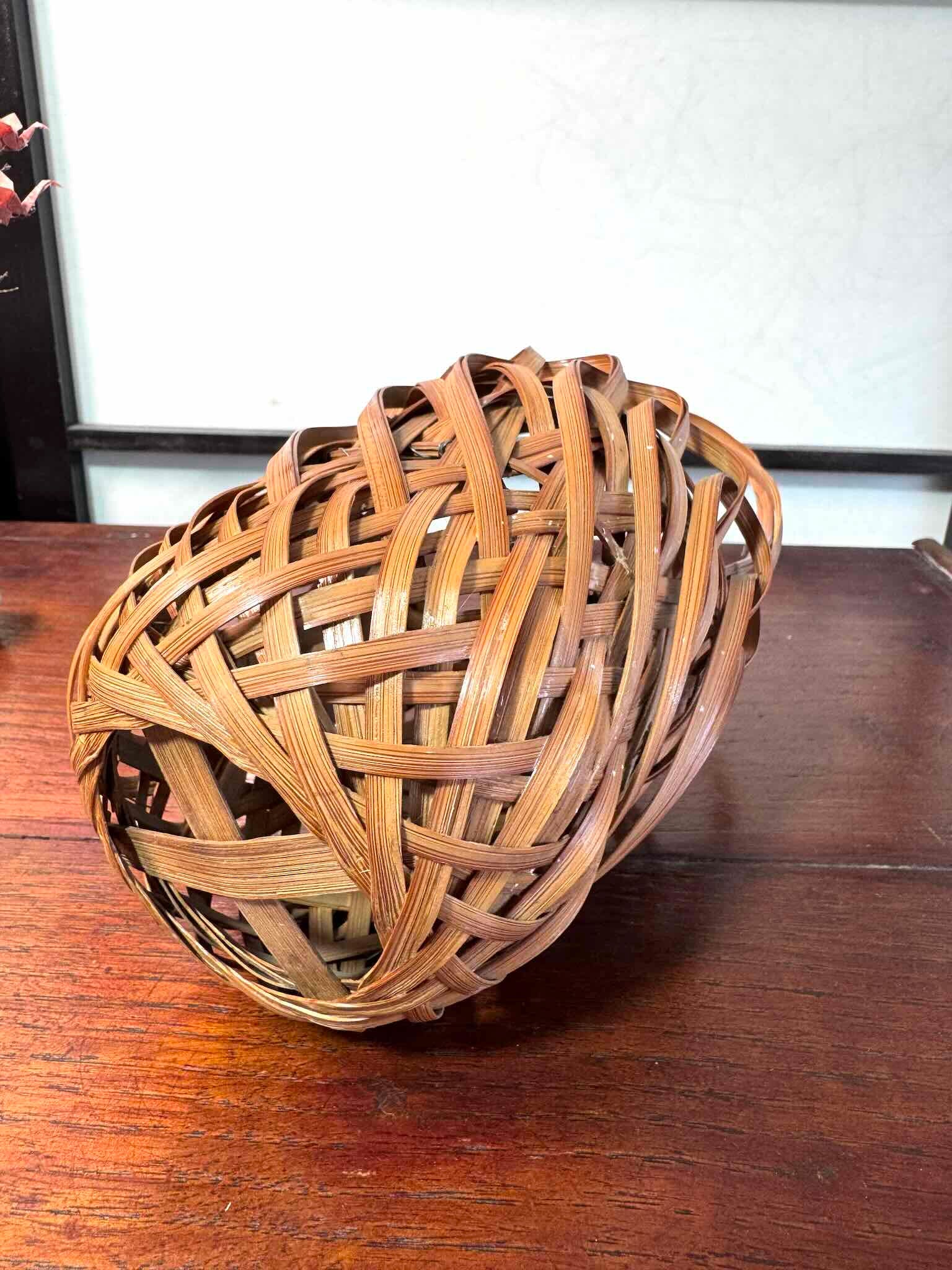 Panier hanakago japonais ancien en bambou tressé avec anse haute, vu dessous