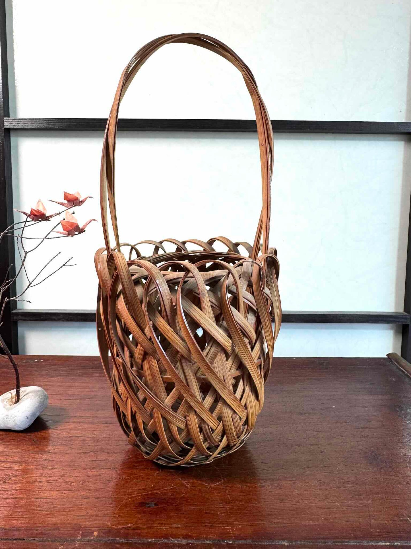Panier hanakago japonais ancien en bambou tressé avec anse haute, vu dos