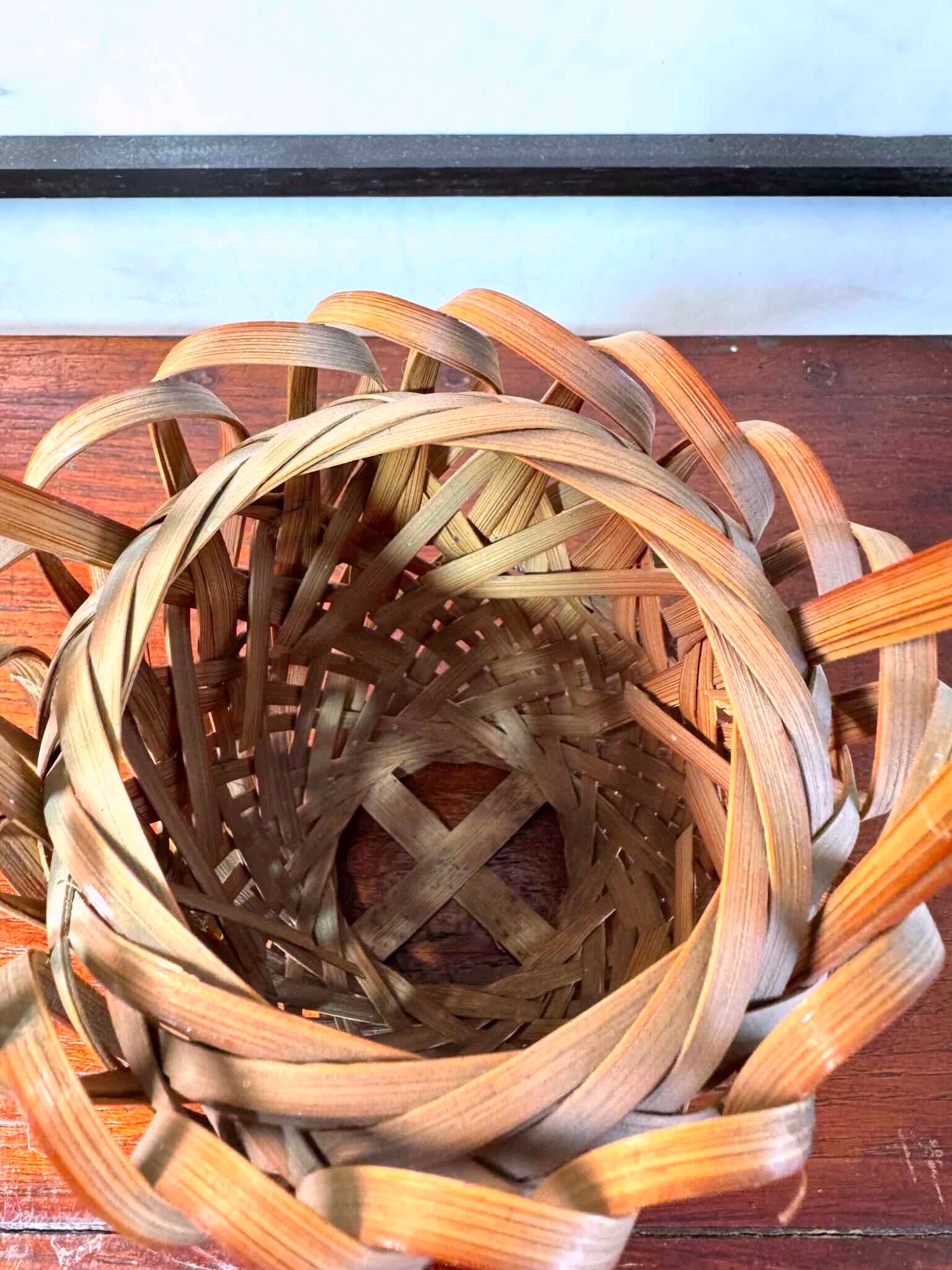 Panier hanakago japonais ancien en bambou tressé avec anse haute, gros plan de l'intérieur