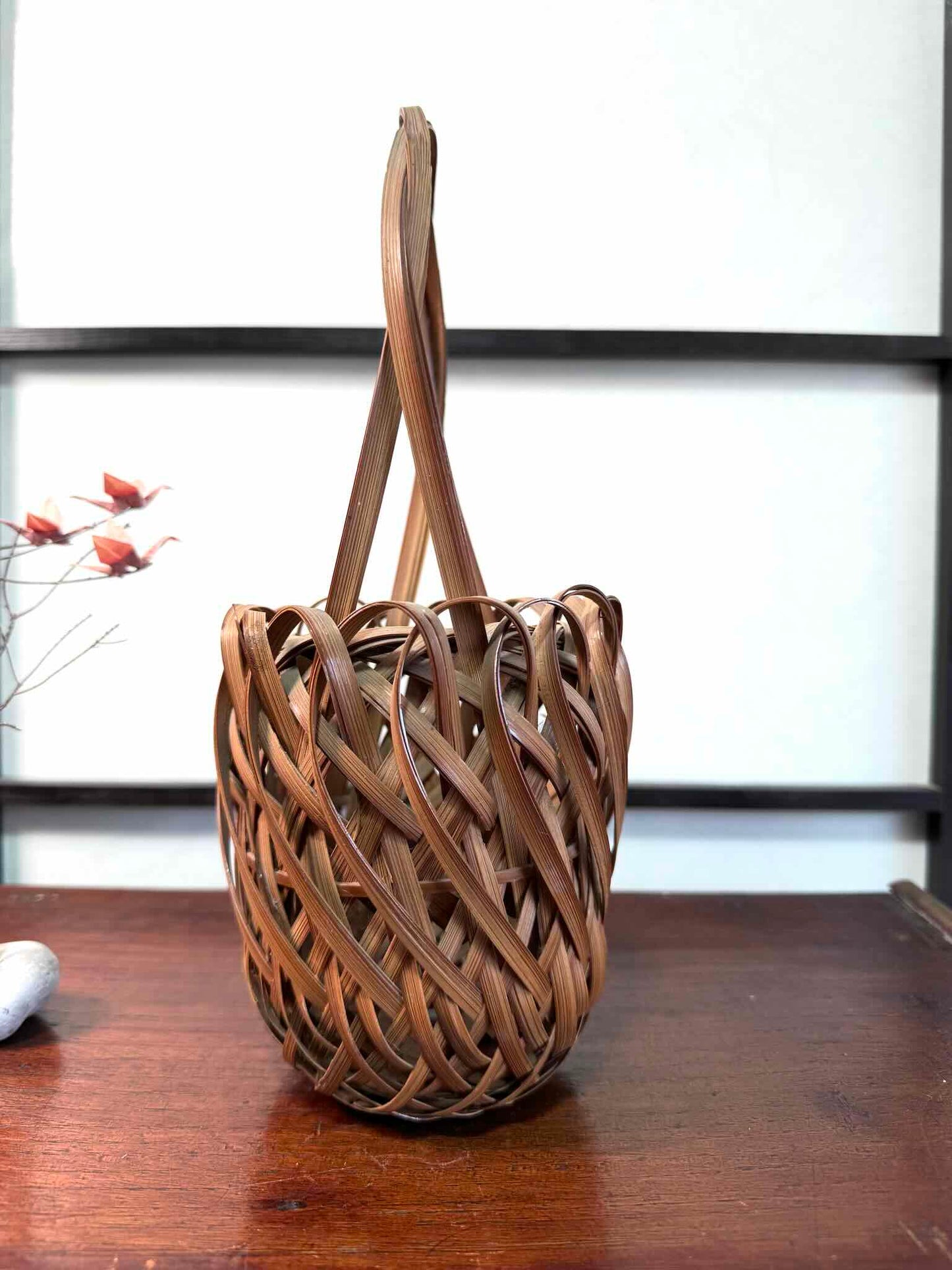 Panier hanakago japonais ancien en bambou tressé avec anse haute, profil droit