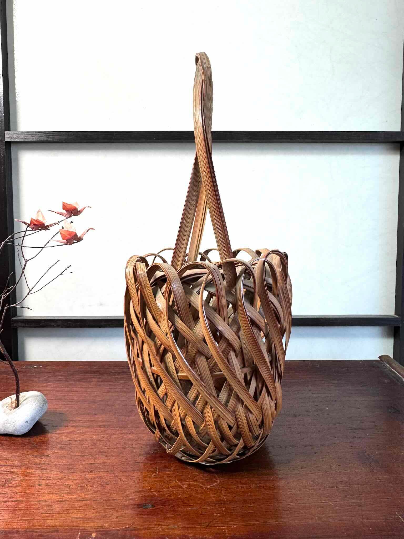 Panier hanakago japonais ancien en bambou tressé avec anse haute, profil gauche