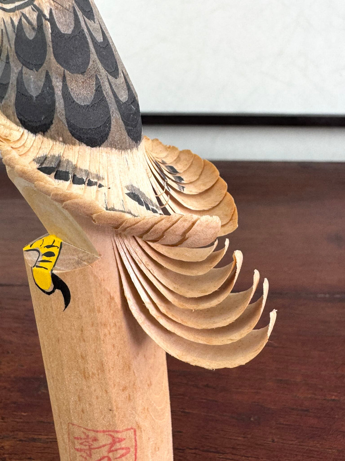 faucon sasanobori, sulpture japonaise en bois signé par l'artisan vu des ailes découpées