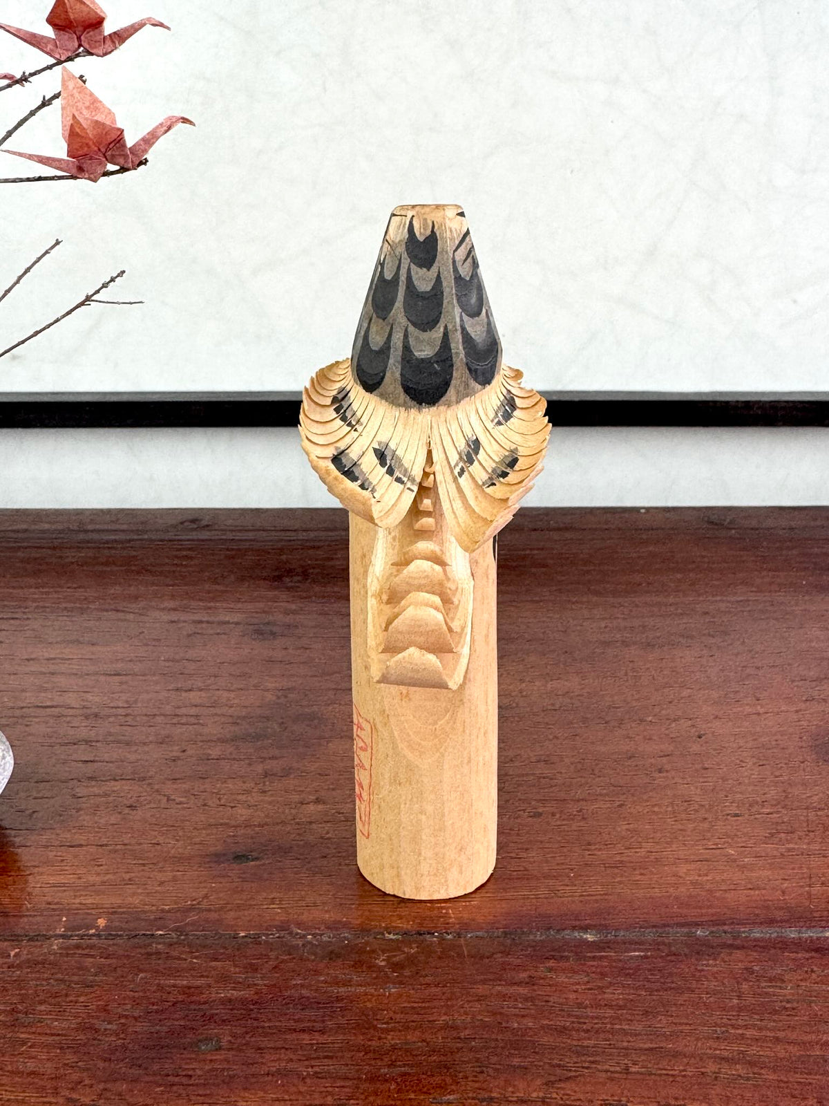 faucon sasanobori, sulpture japonaise en bois signé par l'artisan vu de dos