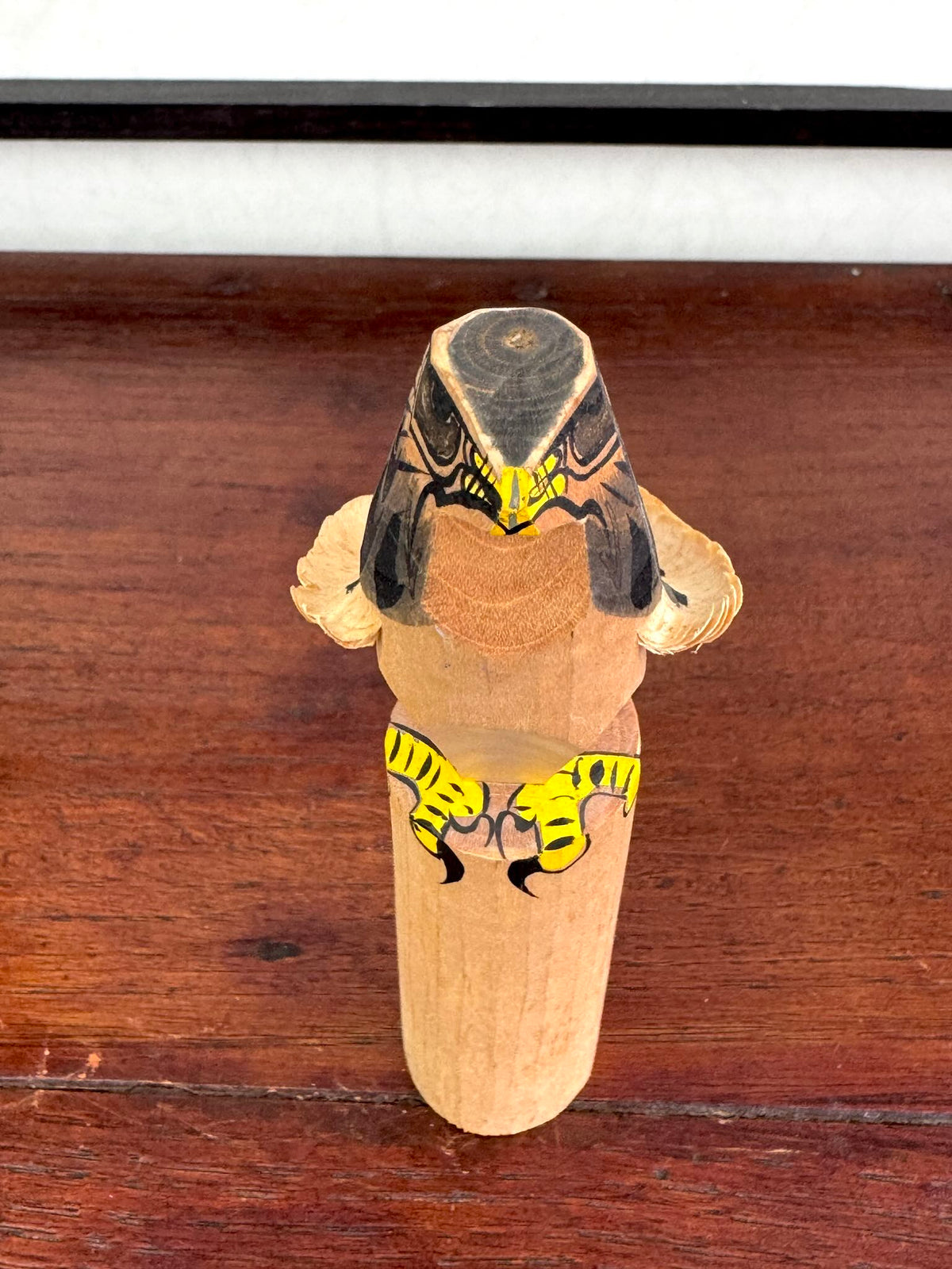 faucon sasanobori, sulpture japonaise en bois signé par l'artisan vu de dessus