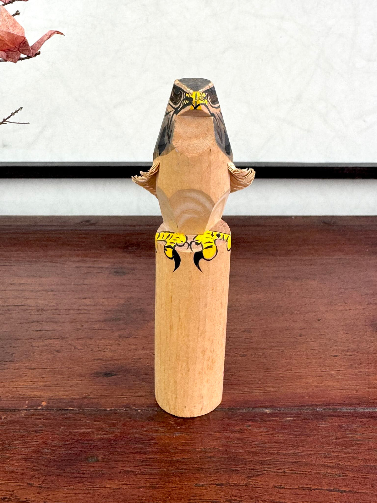 faucon sasanobori, sulpture japonaise en bois signé par l'artisan vu de face