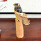 faucon sasanobori, sulpture japonaise en bois signé par l'artisan vu du profil gauche avec la signature en rouge