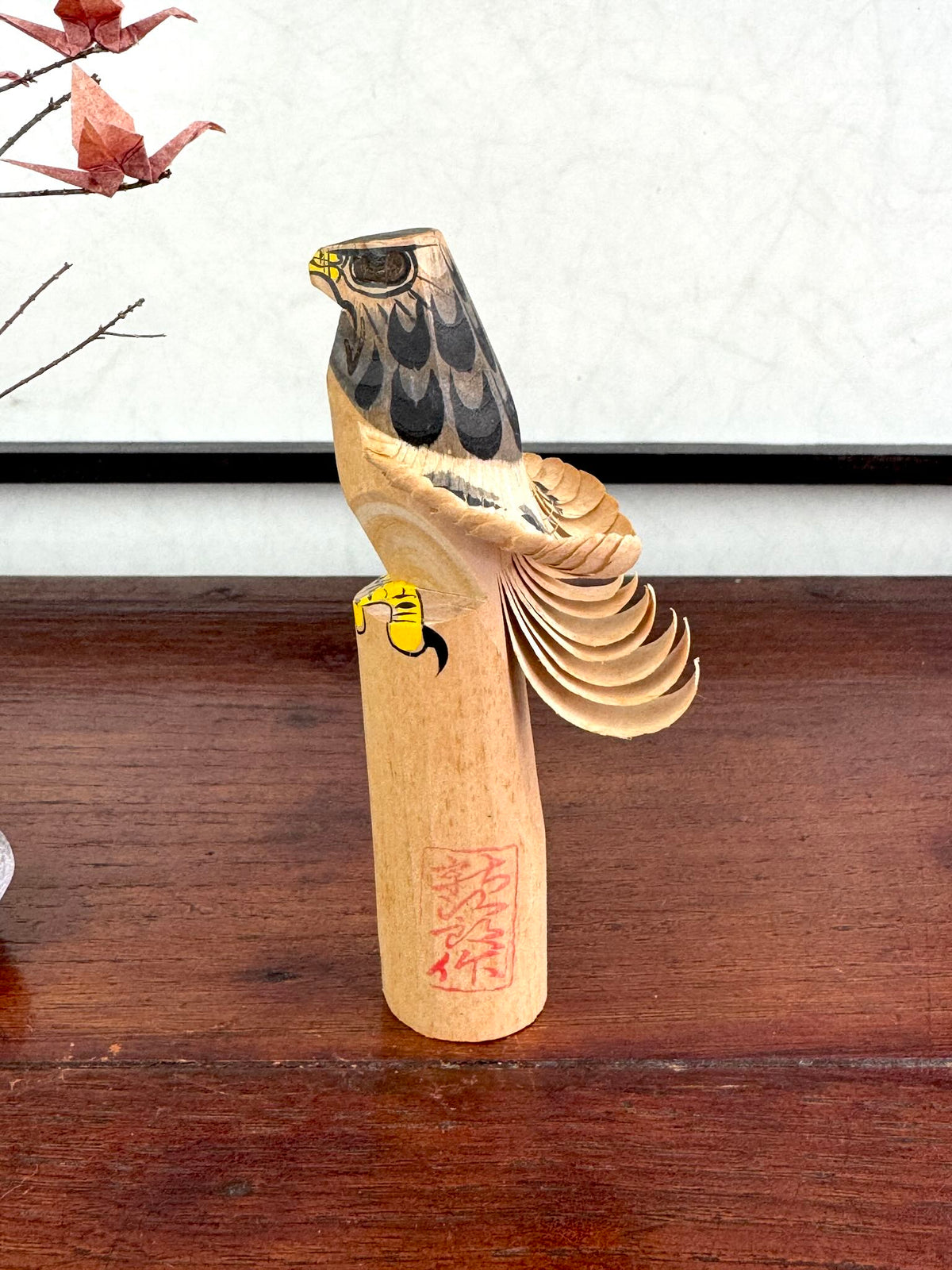 faucon sasanobori, sulpture japonaise en bois signé par l'artisan vu du profil gauche avec la signature en rouge