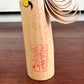 faucon sasanobori, sulpture japonaise en bois signé par l'artisan vu du sceau rouge de l'artisan