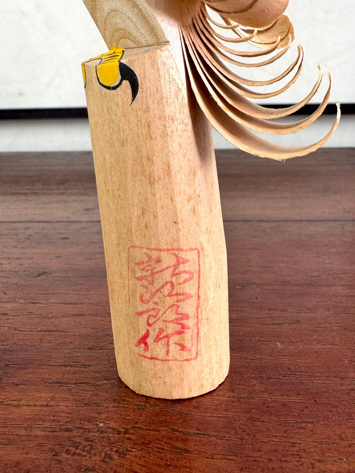 faucon sasanobori, sulpture japonaise en bois signé par l'artisan vu du sceau rouge de l'artisan
