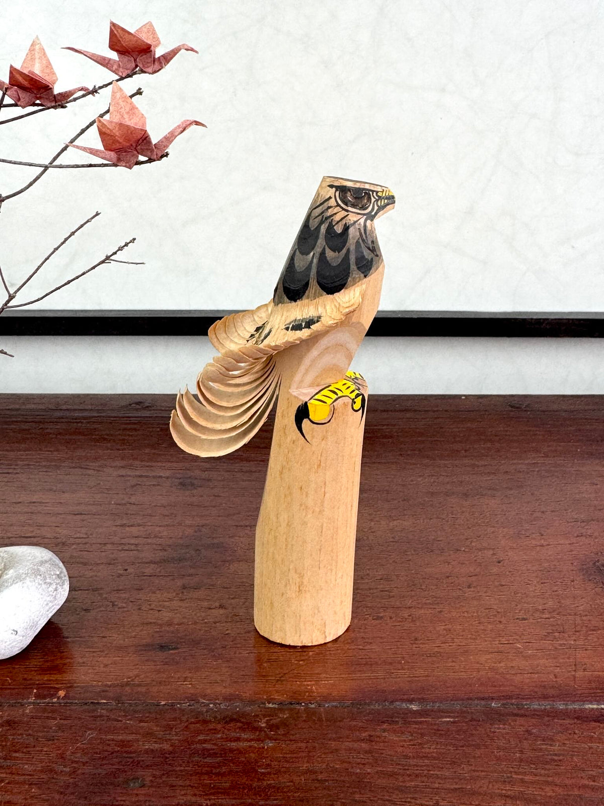 faucon sasanobori, sulpture japonaise en bois signé par l'artisan vu du profil droit