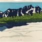 Estampe japonaise contemporaine de Ojima Satoru montrant le mont Tsurugi, une rivière et de la neige au premier plan. Au centre, un bandeau de verdure enlace les montagnes.

