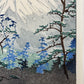 estampe japonaise Mont Fuji blanc dans le gris bleu sombre de la nuit, arbres tortueux au premier plan, le nom de l'artiste