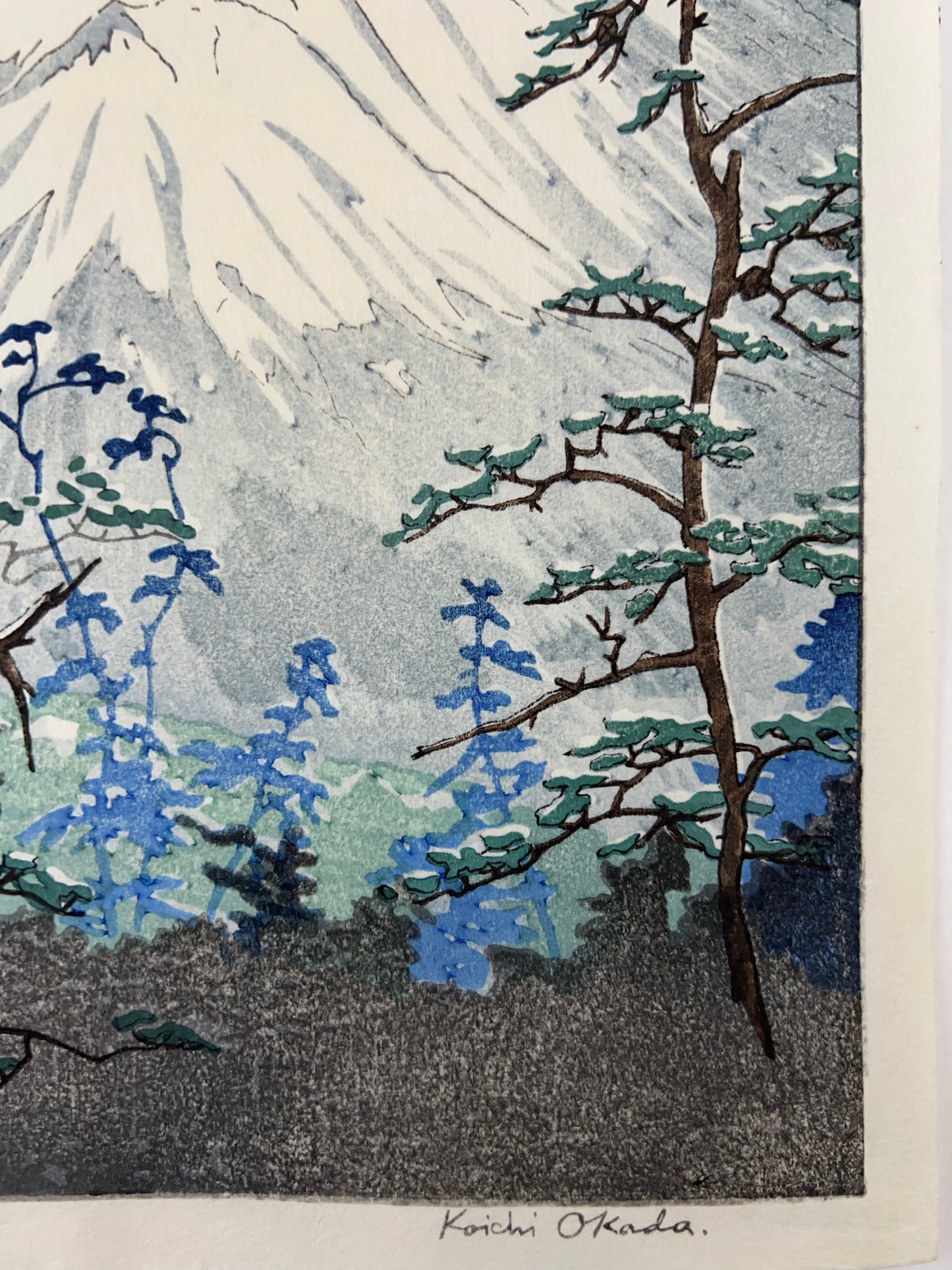 estampe japonaise Mont Fuji blanc dans le gris bleu sombre de la nuit, arbres tortueux au premier plan, le nom de l'artiste