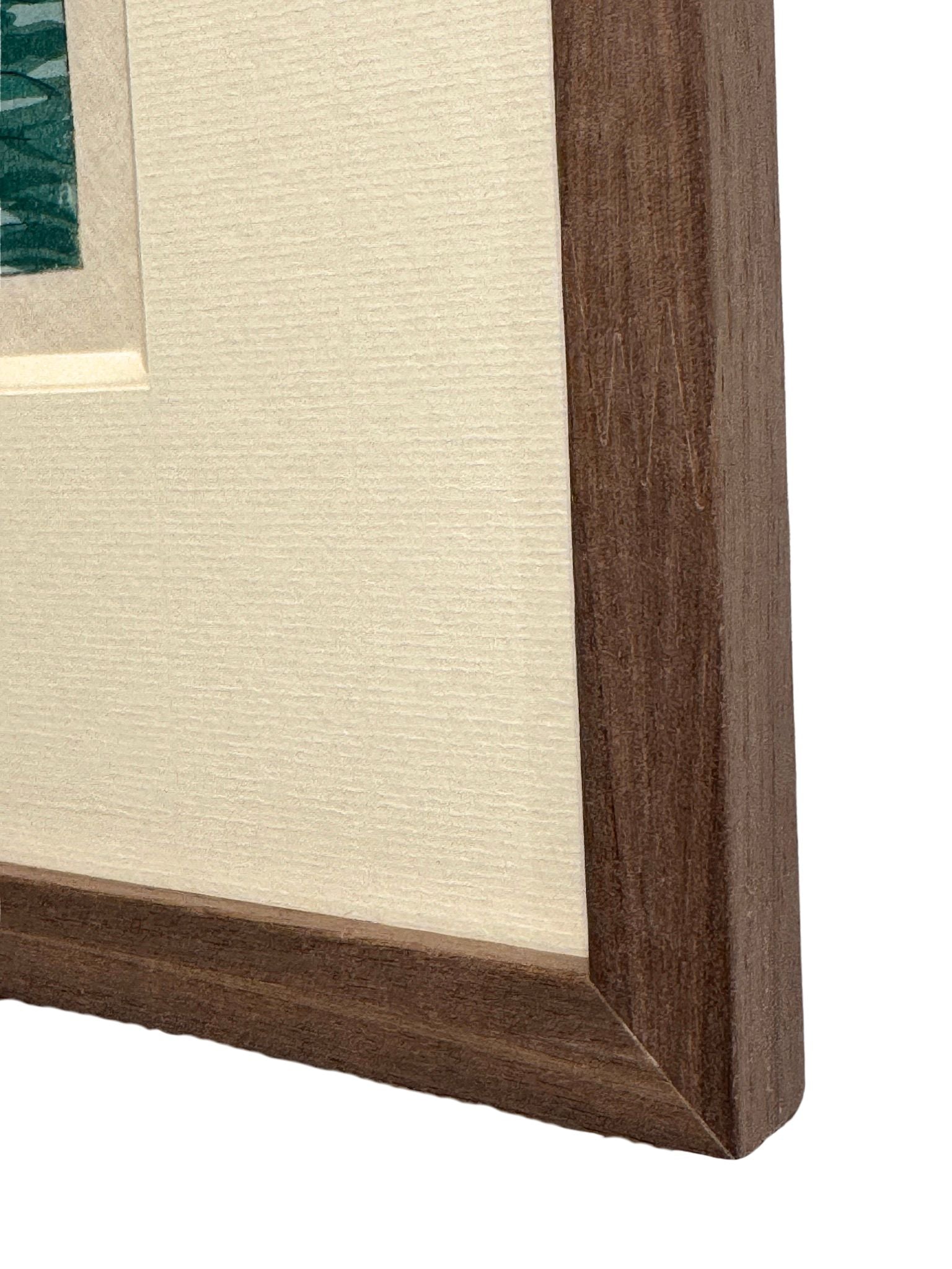 estampe japonaise de Okada Koichi, le Mont Fuji au lever du jour, mer et pin, avec cadre en bois noyer, angle du cadre