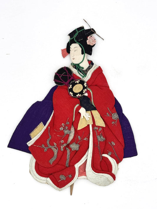 Okiyage japonais représentant une femme en kimono rouge brodé tenant un tambour tsuzumi, réalisée en tissu ancien avec coiffure et accessoires traditionnels.