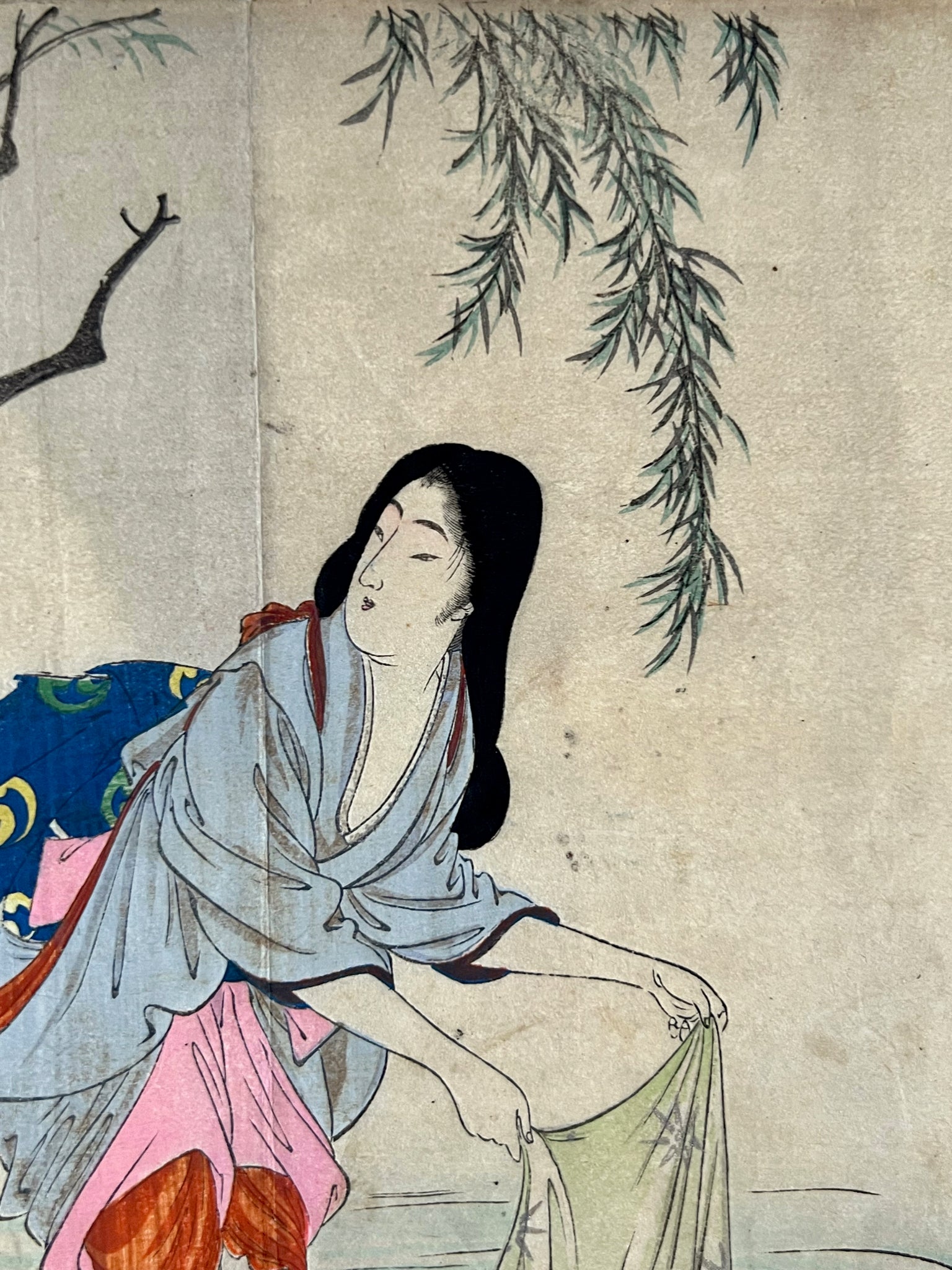estampe japonaise type Kuchi-e de Otake Konishi, une femme lavant une etole à la rivière est interpelée par un samouraï, gros plan sur la femme