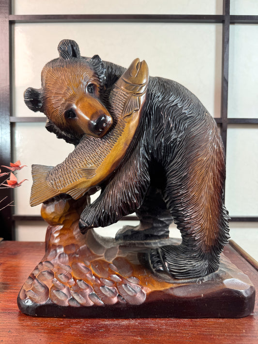 ours ainou poisson sur socle face