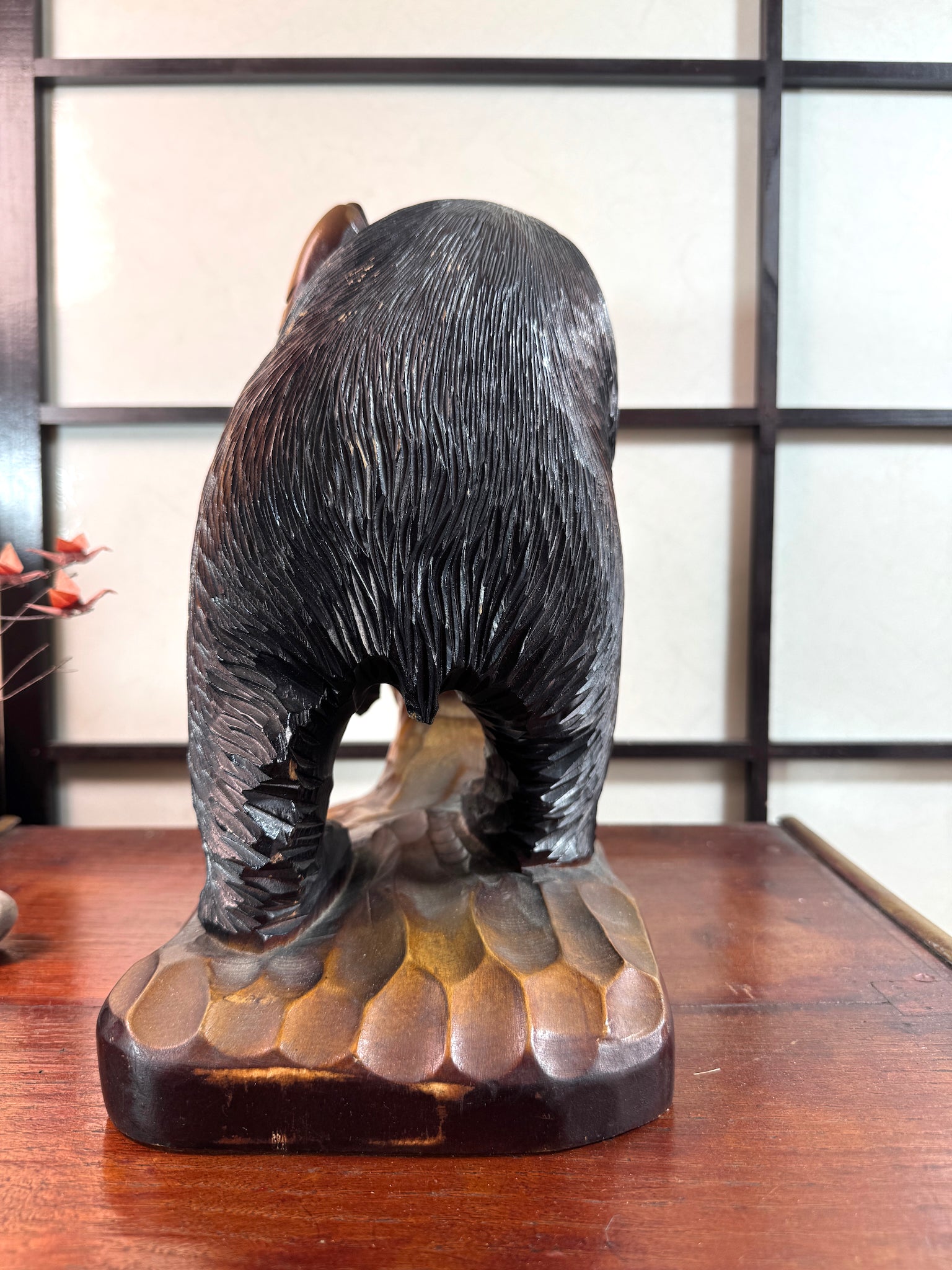 ours ainou poisson sur socle de dos