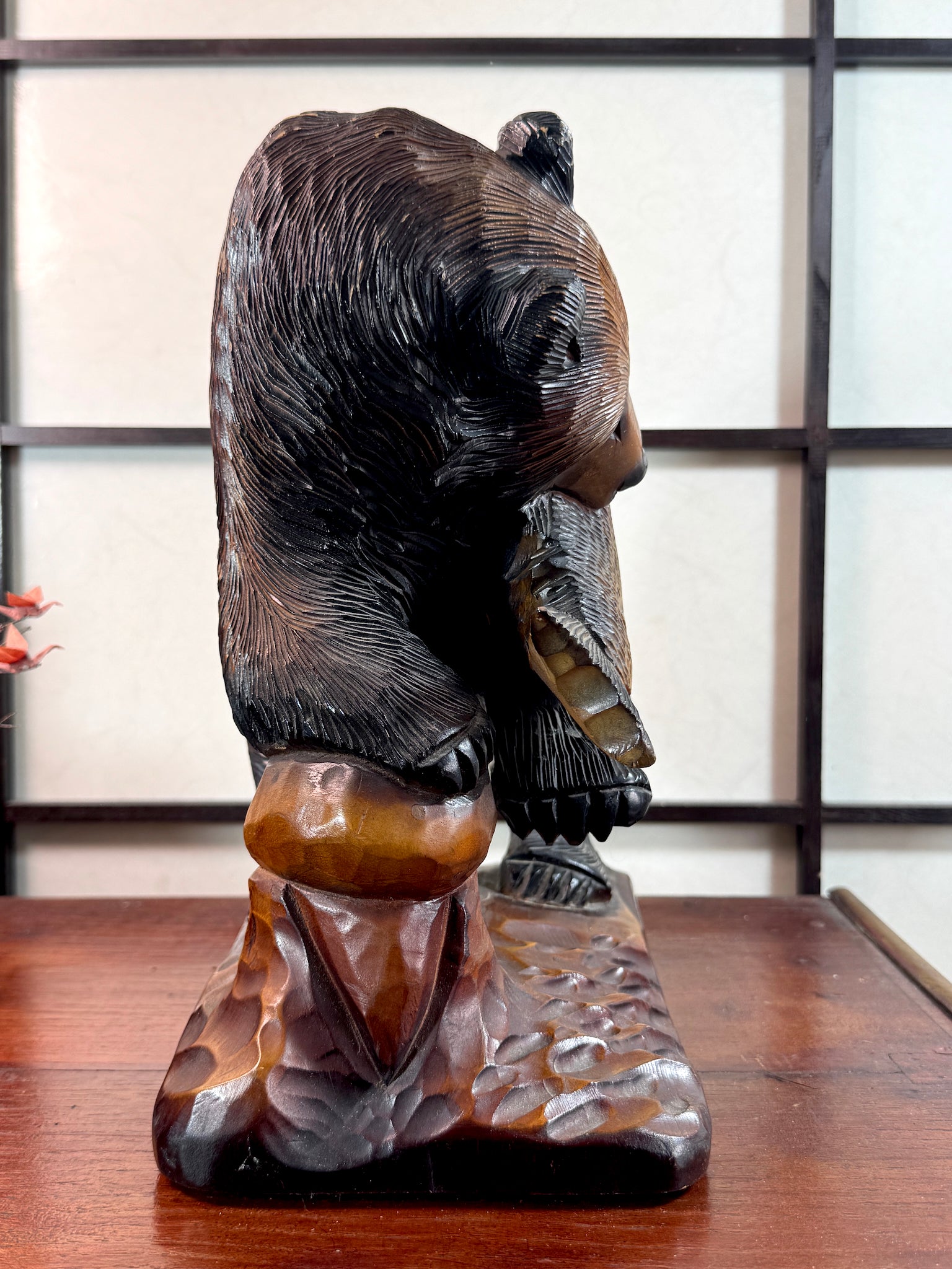 ours ainou poisson sur socle profil 1