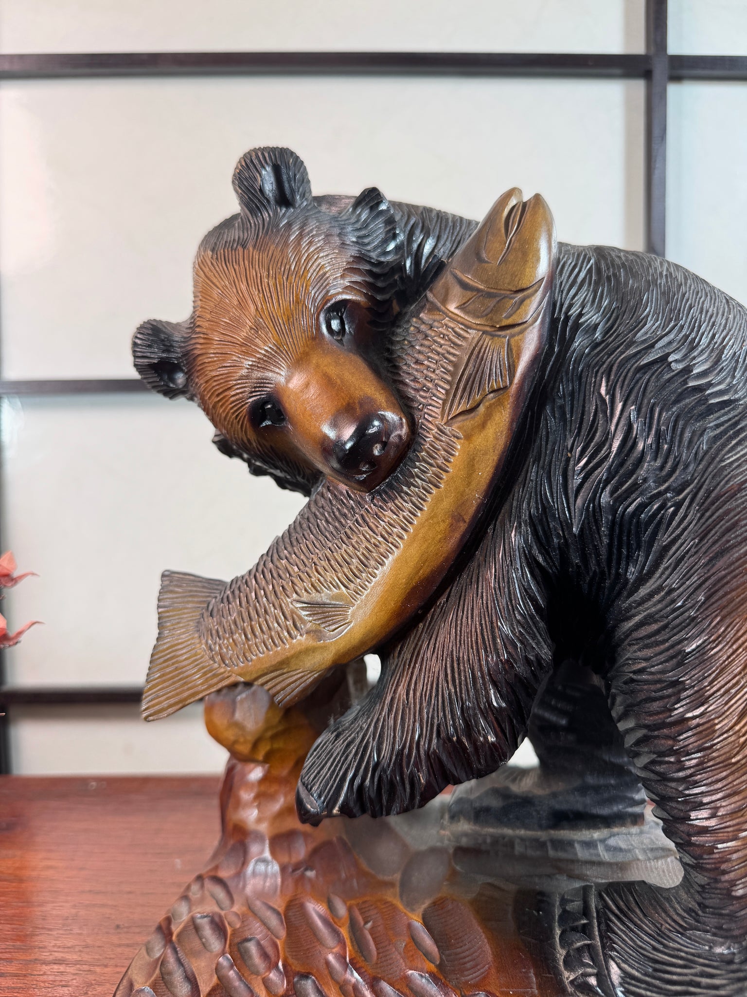 ours ainou poisson sur socle detail tete