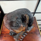ours ainou poisson sur socle vue dessus