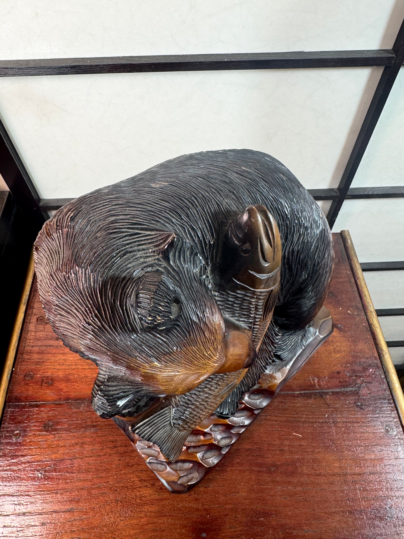 ours ainou poisson sur socle vue dessus