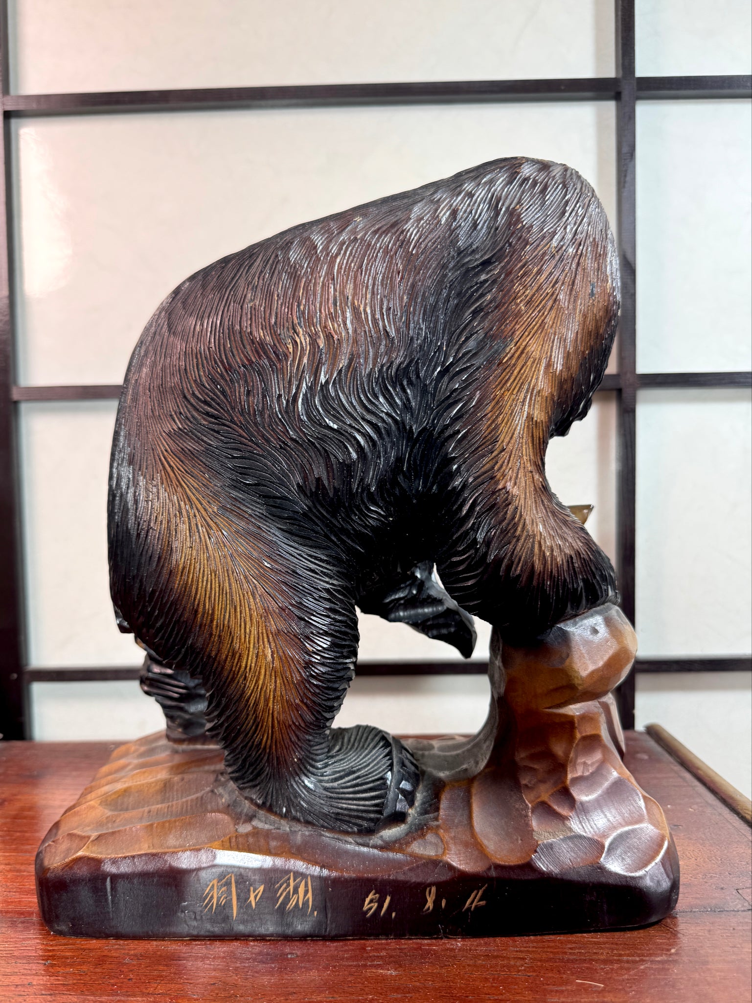 ours ainou poisson sur socle de dos