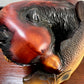 Sculpture d'un Ours saumon dans la gueule en bois, tête patine acajou, saumon bois clair