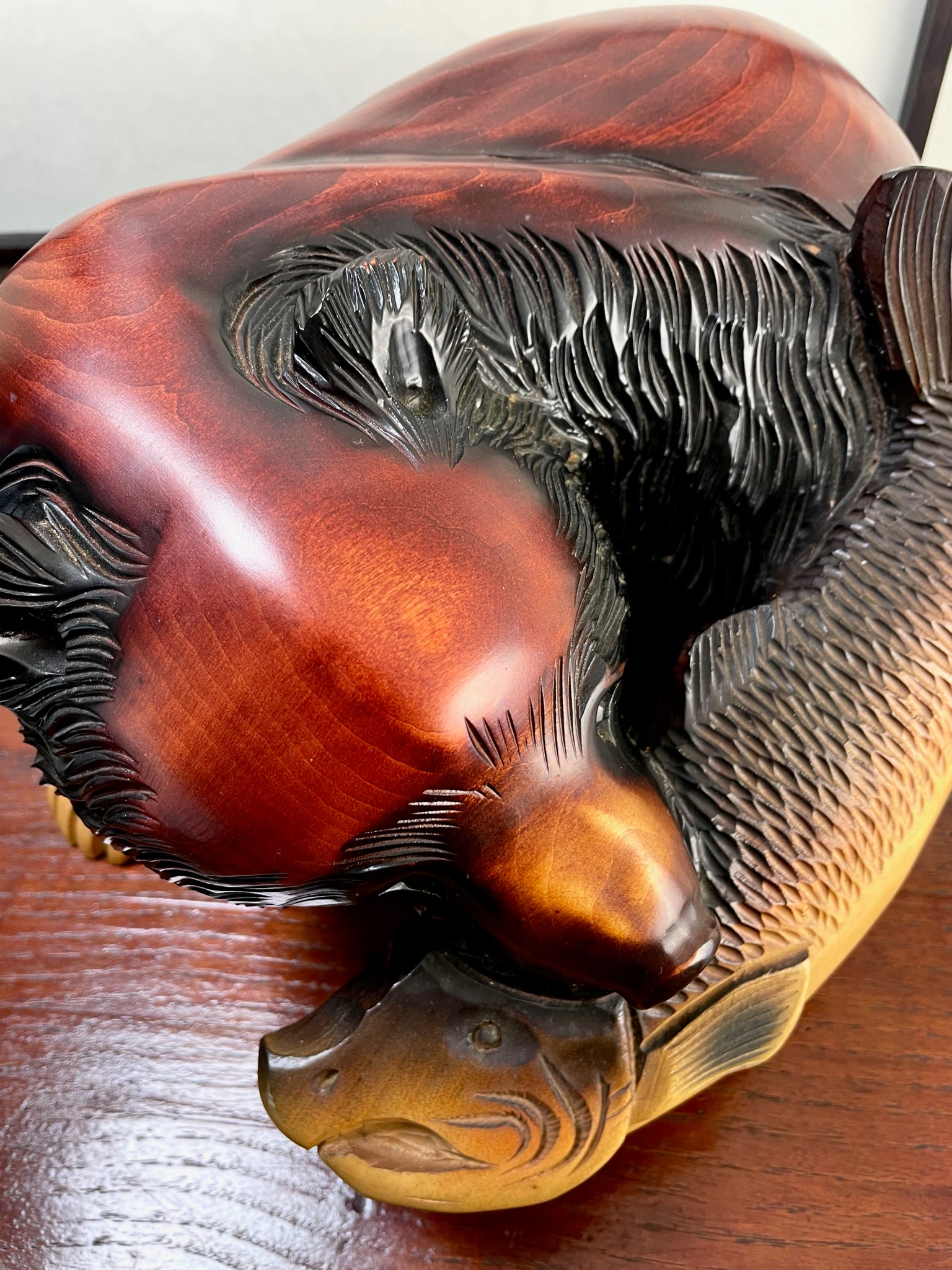 Sculpture d'un Ours saumon dans la gueule en bois, tête patine acajou, saumon bois clair