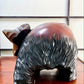 Sculpture d'un Ours saumon dans la gueule en bois, croupe pelage gravé
