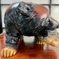 Sculpture d'un Ours saumon dans la gueule en bois, tête profil pattes et pelage noir