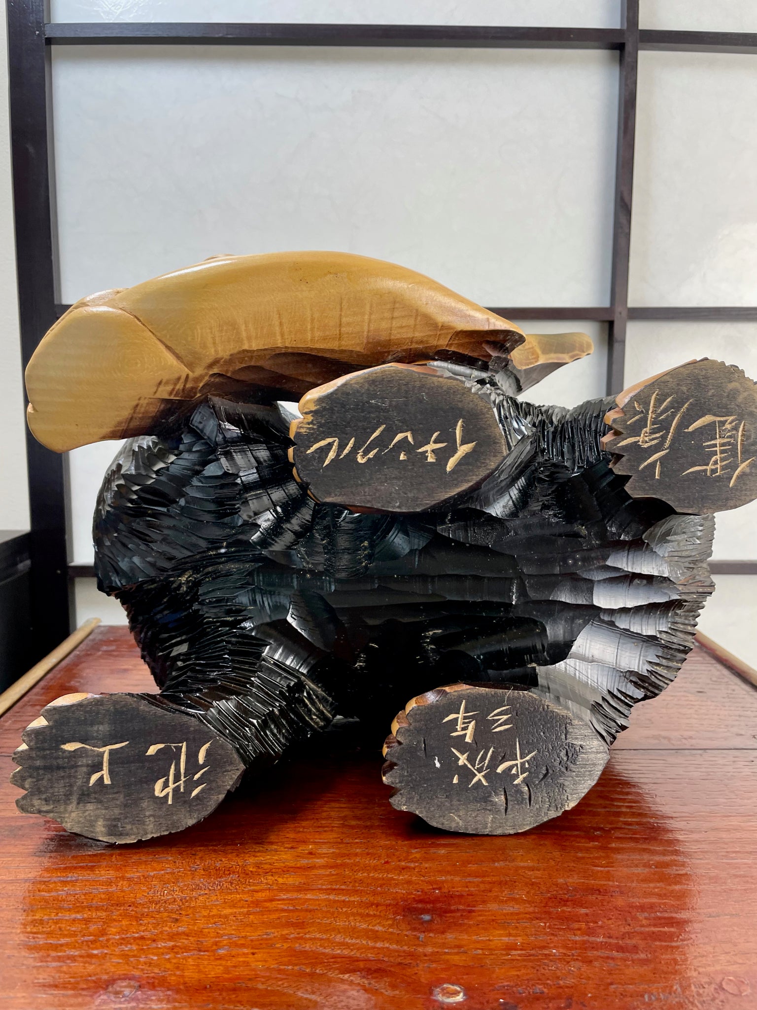Sculpture d'un Ours saumon dans la gueule en bois, dessous pattes signature date
