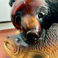Sculpture d'un Ours saumon dans la gueule en bois, tête museau, yeux saumon