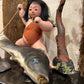 poupée japonaise céramique enfant Kintaro et sa carpe, canne à pêche