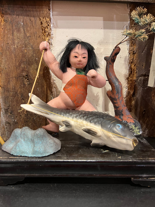 poupée japonaise céramique enfant Kintaro et sa carpe