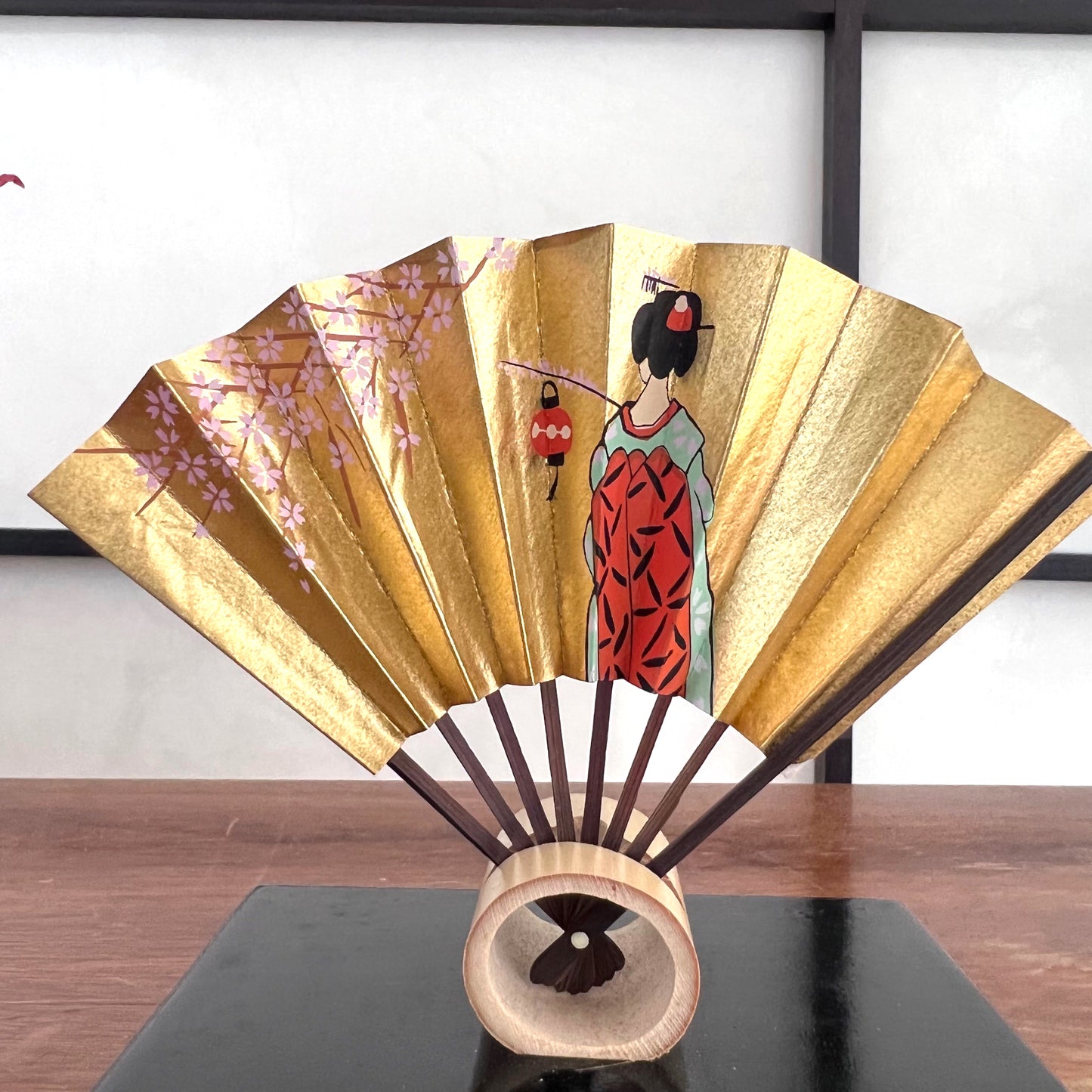 éventail japonais miniature avec geisha, gros plan