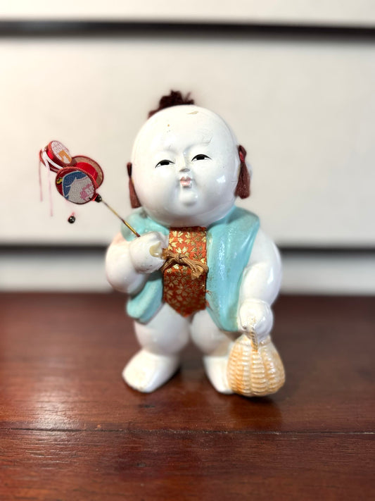 Gosho Ningyō ancien en céramique d’Hakata représentant un gosho, enfant japonais avec jouet et panier